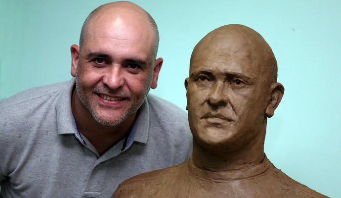 Marcos ao lado do busto em sua homenagem . | Fabio Menotti/Agência Palmeiras