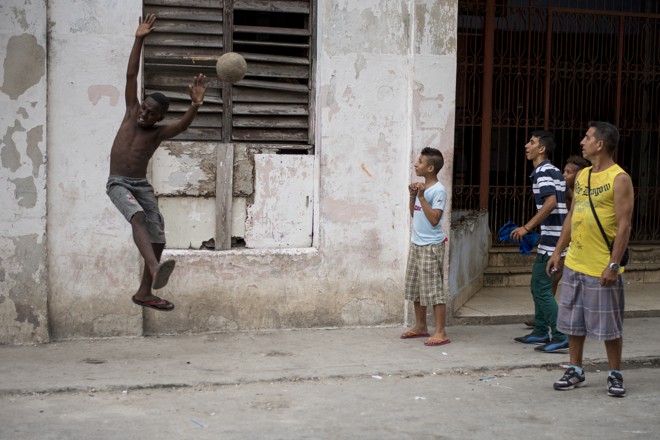 Nas ruas da periferia de Havana é comum encontrar jovens e adultos disputando partidas de futebol | Henry Milléo