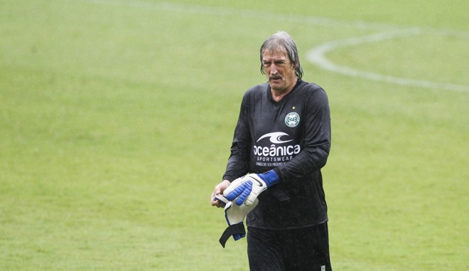 Goleiro campeão brasileiro, Rafael Cammarota participou do início do jogo mas deixou o gramado sentindo o joelho. Foi ovacionado pela torcida na saída, aos gritos de ‘É campeão’. | Daniel Castellano/Gazeta do Povo
