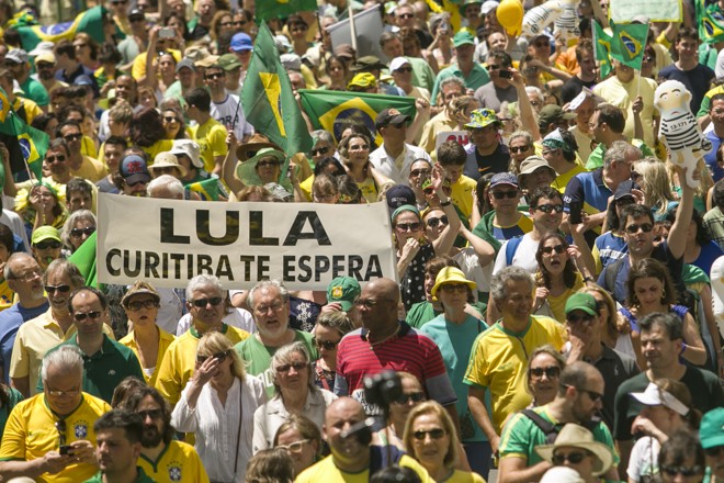 Quem participou do ato também espera que o ex-presidente Lula seja investigado pela Operação Lava Jato. | Marcelo Andrade/Gazeta do Povo