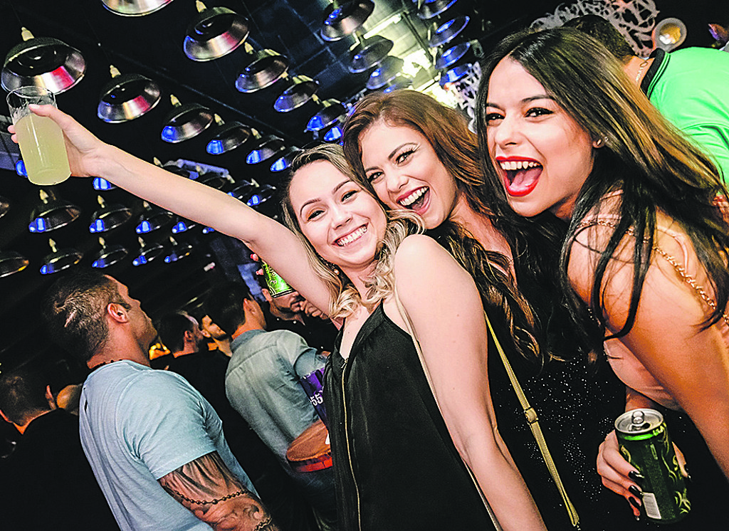 A alegria tomou conta das duas pistas do bar +55 na virada de 24 para 25 de dezembro, após a Ceia de Natal. Que o digam as amigas Beatriz Marinho, Talita Assis e Brenda Scarlett.