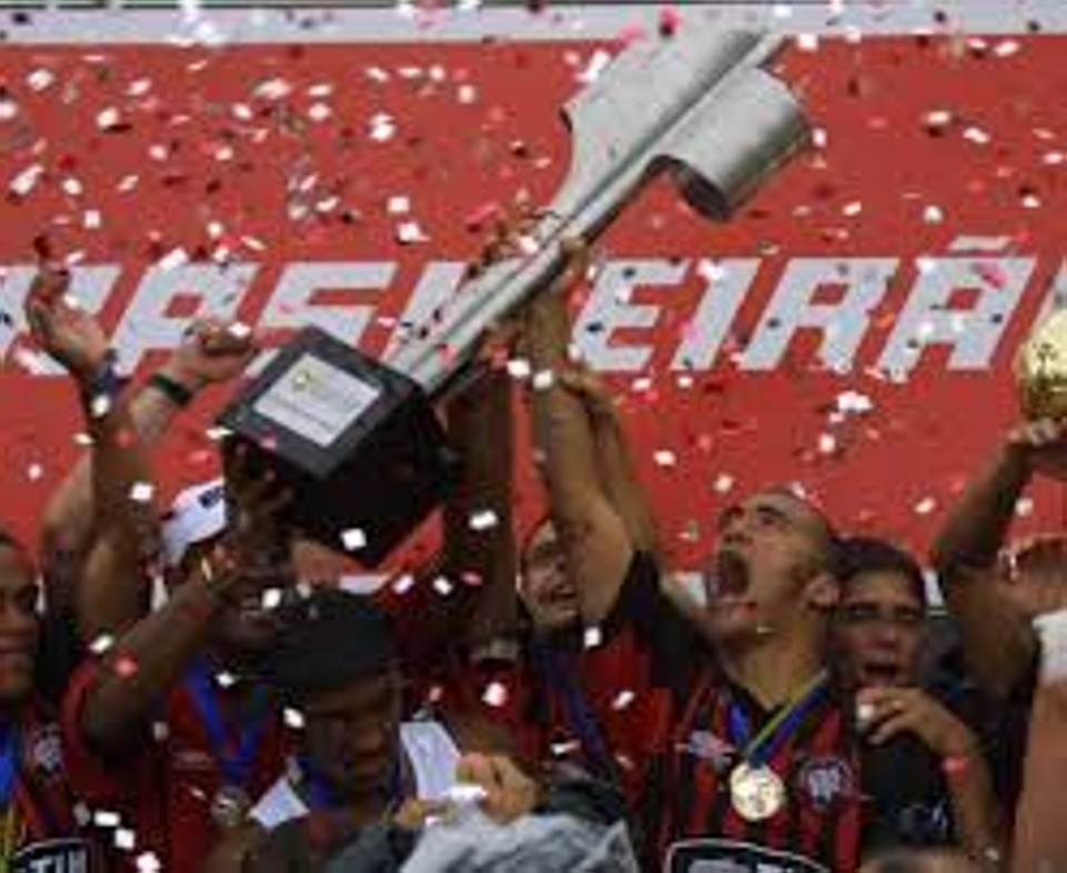 Nem ergue a taça de campeão brasileiro pelo Atlético: do campo para a política. | Arquivo/Gazeta do Povo
