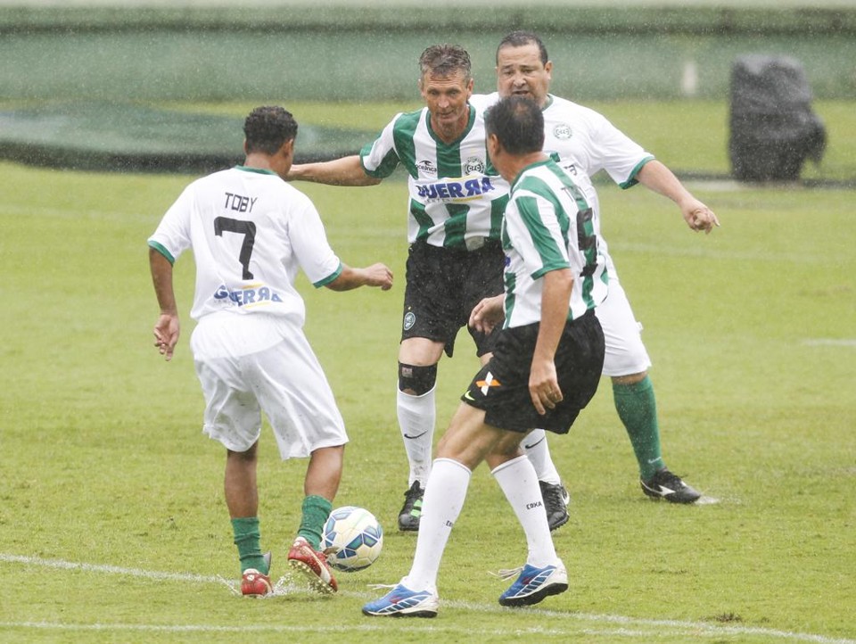 Chuva e disposição: craques de 85 e 89 se enfrentaram em partida beneficente neste domingo (20) | Daniel Castellano/Gazeta do Povo