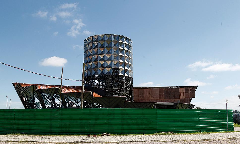 Parque entregue inacabado em 2012 teve obras retomadas em agosto de 2015, mas ainda lembra um espaço abandonado. | Aniele Nascimento/Gazeta do Povo