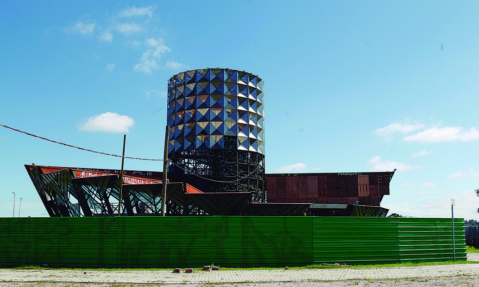 Parque entregue inacabado em 2012 teve obras retomadas em agosto de 2015, mas ainda lembra um espaço abandonado. | Aniele Nascimento/Gazeta do Povo