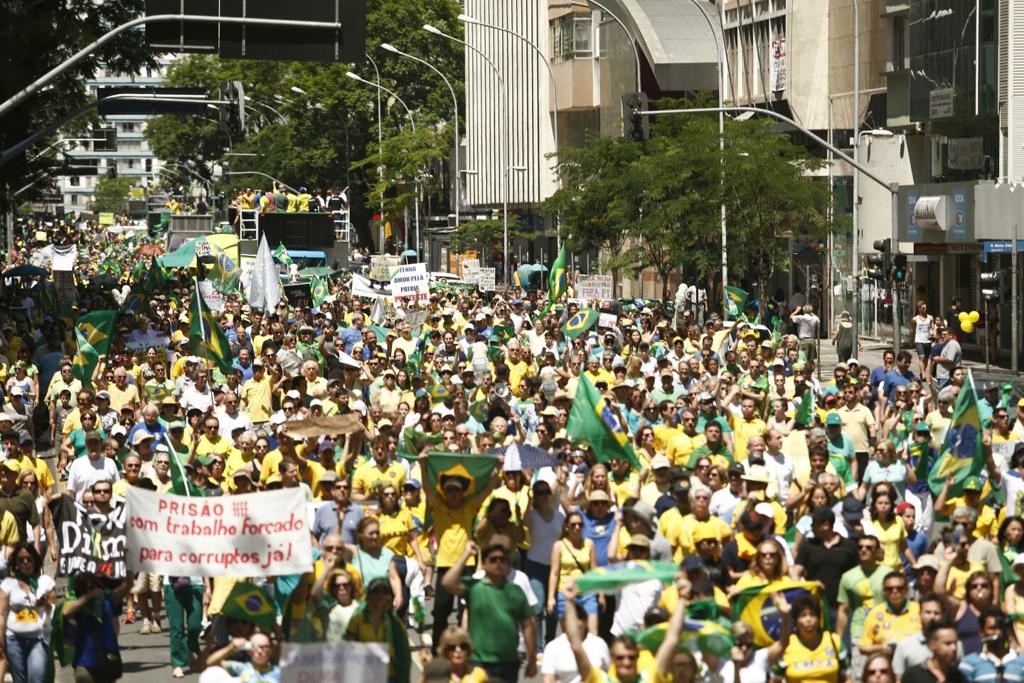 Manifestantes ocupam a rua Marechal Deodoro, em Curitiba. | Marcelo Andrade/Gazeta do Povo