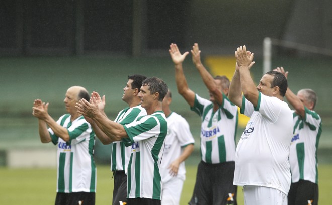 Lendas alviverdes se reuniram para agradecer ao público que compareceu ao Couto Pereira. |