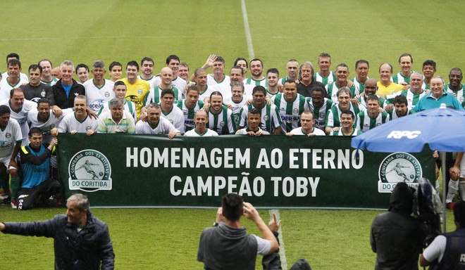 Integrantes dos dos times, além de sócios sorteados para participarem da festa, renderam suas homenagens ao falecido companheiro. | Daniel Castellano/Gazeta do Povo