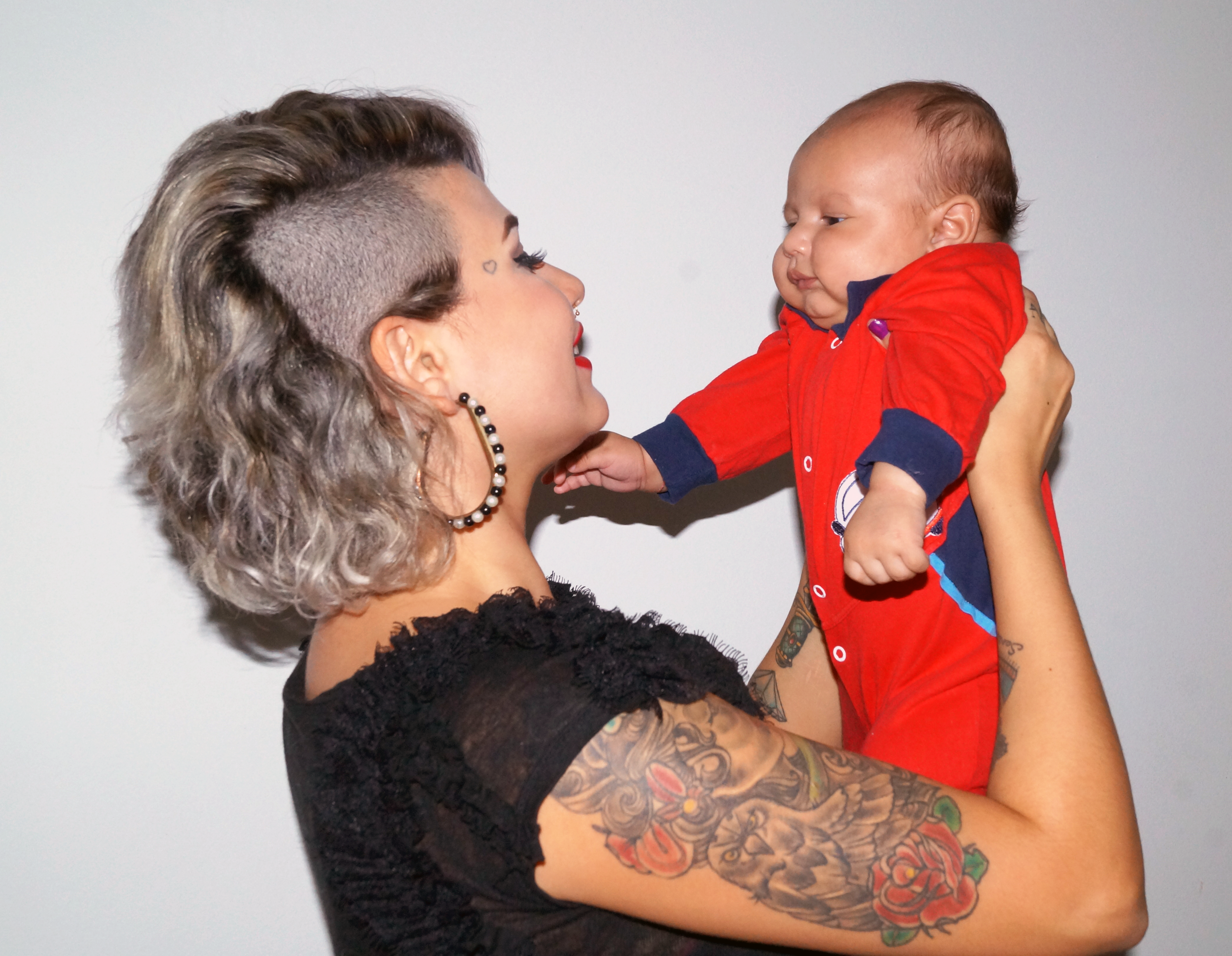 Sara Winter com seu filho, Hector Valentim: ponto de virada. | Arquivo Pessoal