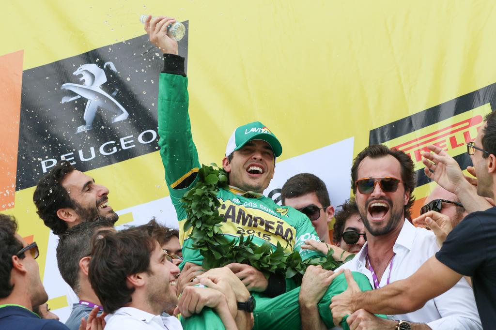 Marcos Gomes festeja com equipe e amigos a conquista da temporada 2015 da Stock Car. | Fernanda Freixosa/Vicar