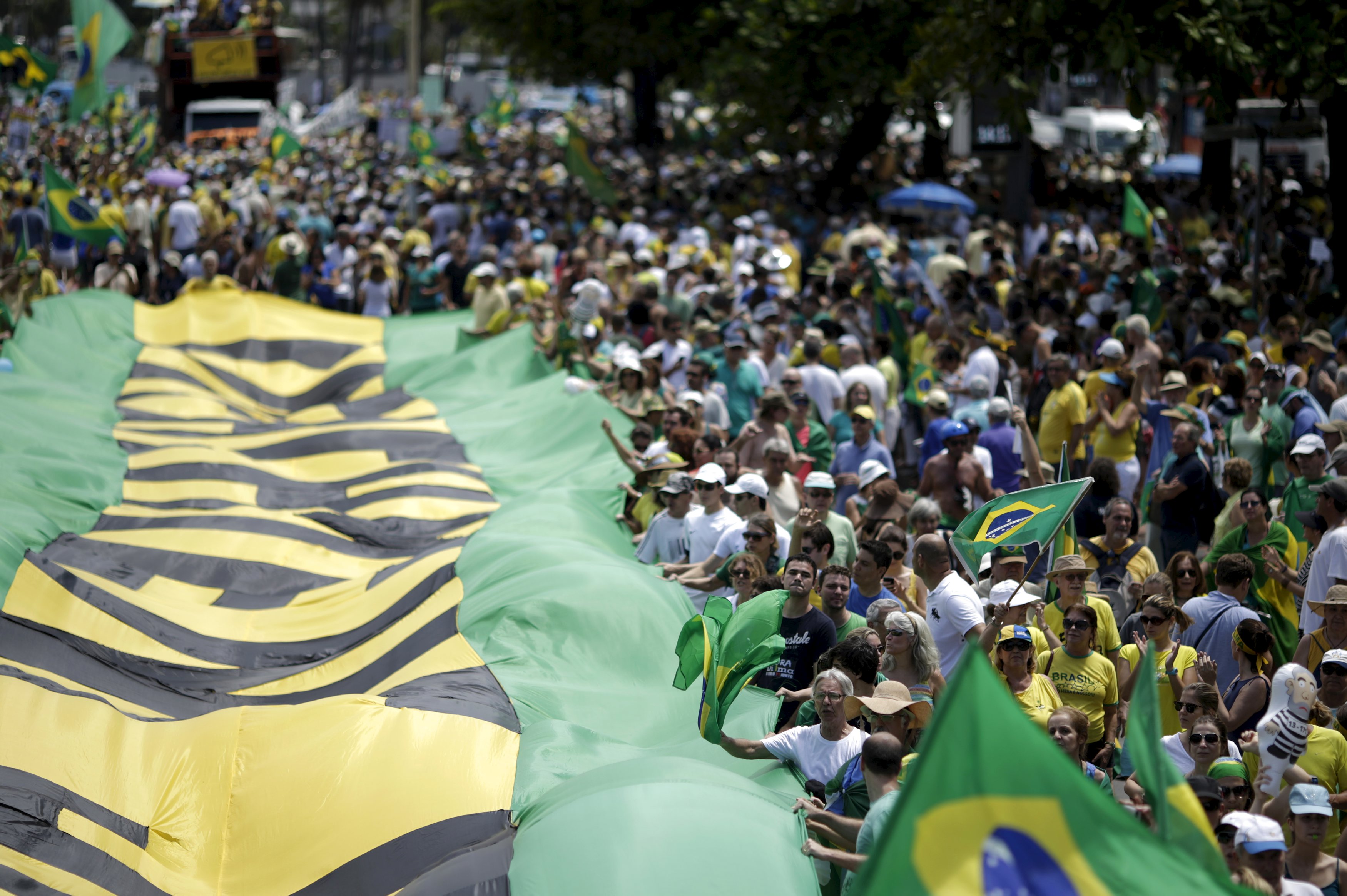 Manifestantes carregam um bandeirão pró-impeachment de Dilma: parlamentares querem aproveitar para criar a “janela da infidelidade”. | Ricardo Moraes/Reuters