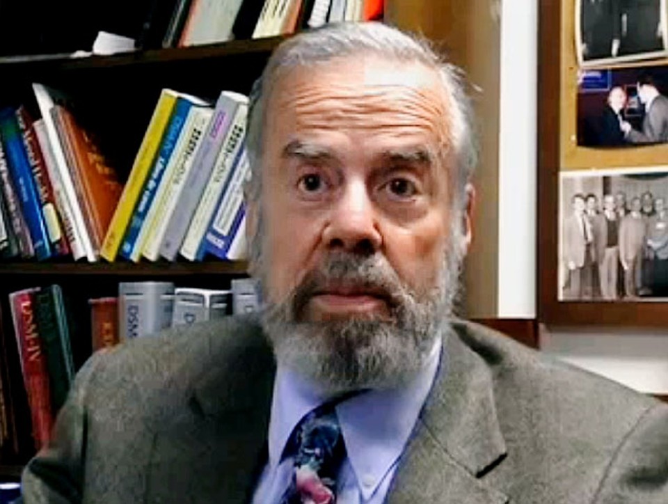 Spitzer pediu desculpas publicamente por defender “cura” para homossexuais – a única coisa de que se arrependia em sua carreira. | Reprodução/YouTube