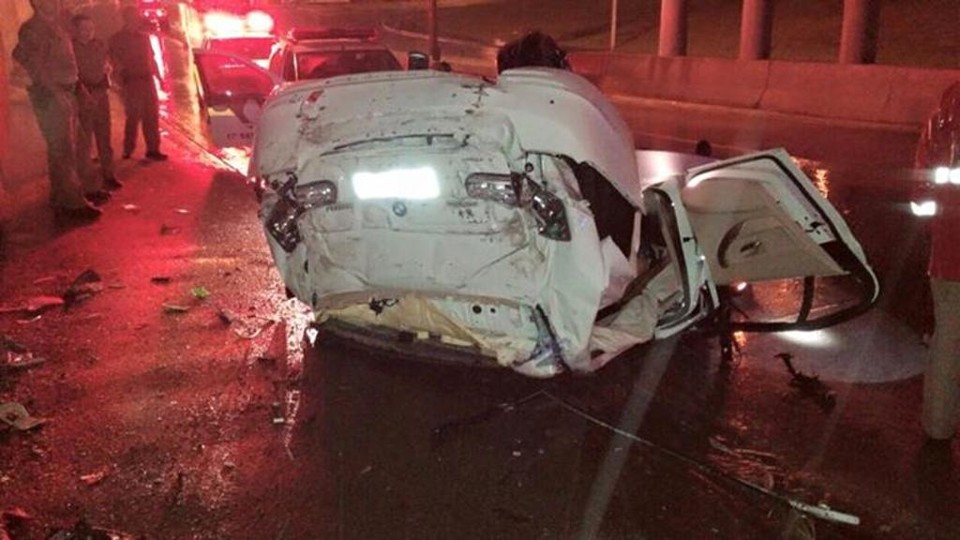 Veículo capotou e caiu na Avenida Rui Barbosa, em São José dos Pinhais | Divulgação/GM São José dos Pinhais