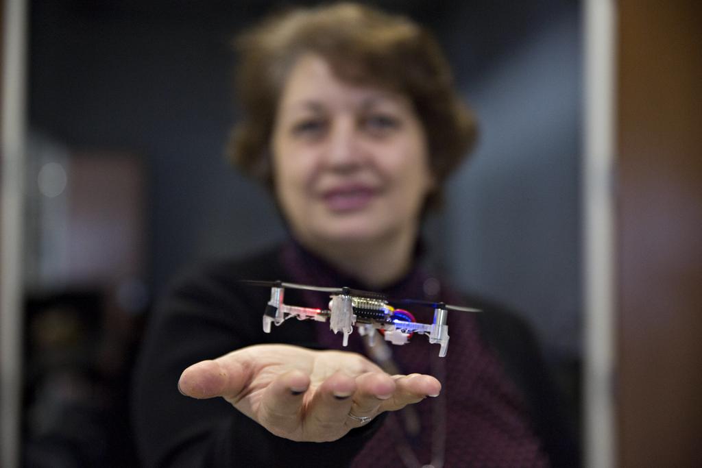 Naira Hovakimyan e um dos drones que ela tem desenvolvido para se tornar o melhor cuidador do idoso. | Daniel Ackner/NYT