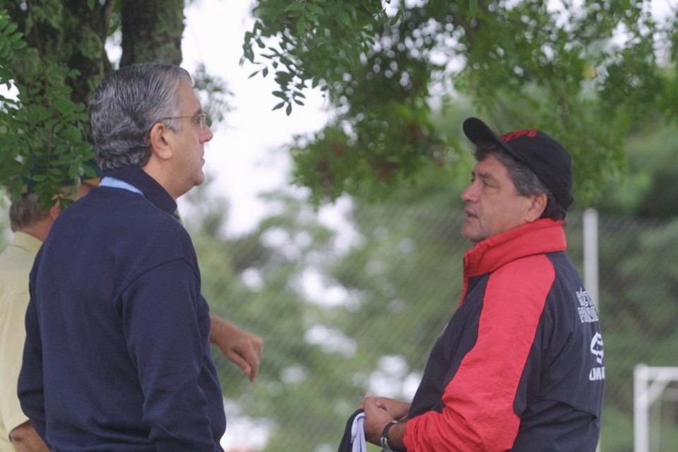 Mario Celso Petraglia e o técnico Geninho frente a frente em foto tirada em 2002: relacionamento frio e distante. | Pedro Serapio/Gazeta do Povo