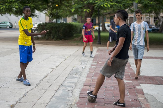 As seleções de Brasil e Argentina dividem a preferência entre os jovens torcedores cubanos. | Henry Milléo