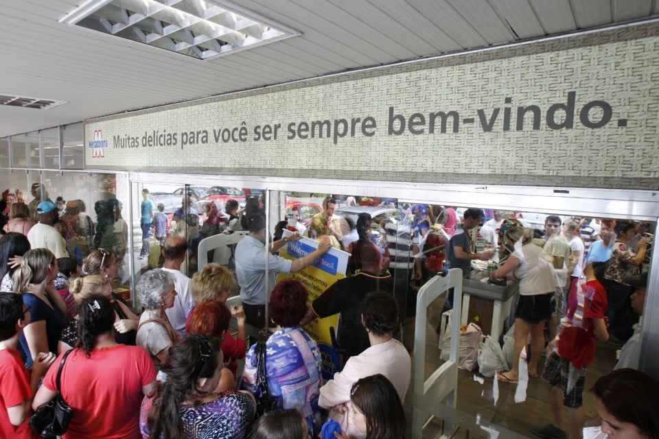 Consumidores ficaram para fora do Mercadorama do Bigorrilho e perderam a última promoção da unidade. | Daniel Castellano/Gazeta do Povo