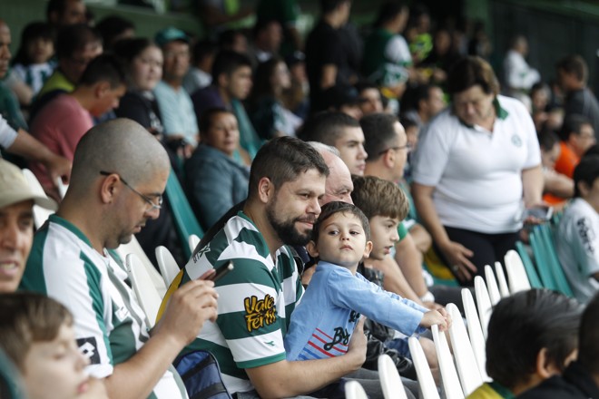 Público enfrentou a chuva e compareceu em bom número ao Couto. Clima familiar tomou conta das arquibancadas do estádio. |