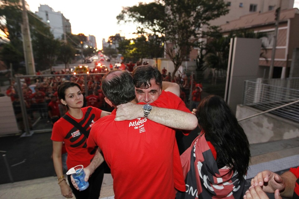 Gaede chora ao deixar a apuração. | /Jonathan Campos/Gazeta do Povo