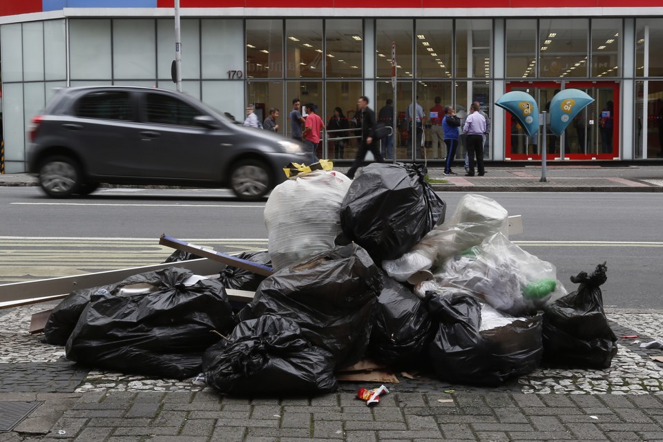 Lixo acumulado na manhã de segunda-feira (7), na esquina da Avenida Marechal Deodoro com a Rua Monsenhor Celso. | Henry Milléo/Gazeta do Povo