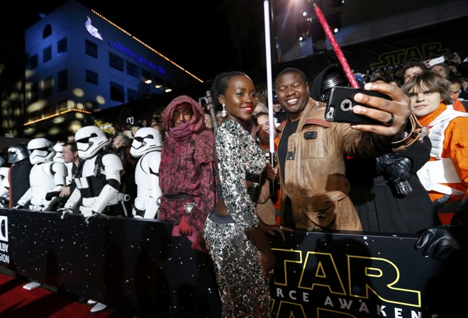Lupita Nyong’o tira selfie com fã. | MARIO ANZUONI/REUTERS