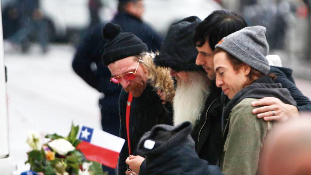 Os membros do grupo Jesse Hughes, Dave Catching, Matt McJunkins e Julian Dorio foram ao Bataclan nesta terça-feira (8) para prestar homenagem às vítimas dos ataques do dia 13 de novembro. | Charles Patiau/Reuters