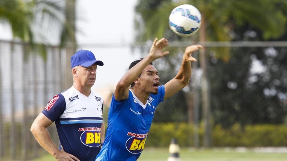 Ceará, lateral-direito que estava no Cruzeiro, é o primeiro reforço do Coritiba. | Washington Alves / Light Press