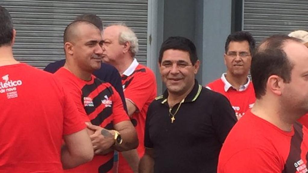 Superintendente do Paraná Durval Lara Ribeiro, o Vavá, com o ex-zagueiro Nem na eleição do Atlético sábado. | Banda B/Banda B