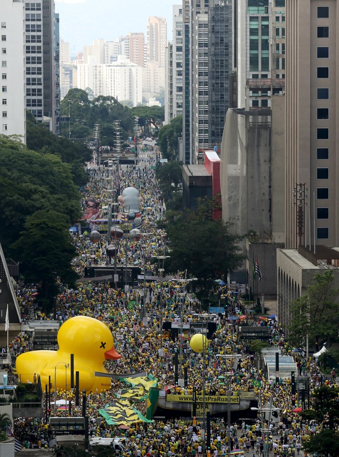 Avenida Paulita cheia de manifestantes em São Paulo. | Paulo Whitaker/Reuters