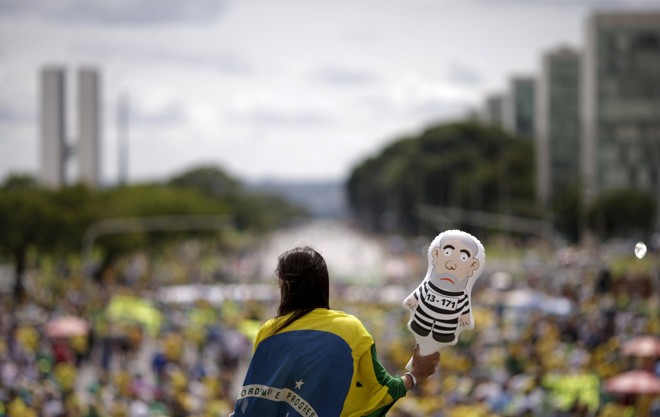 Em Brasília, manifestante segura um boneco do ex-presidente Lula, conhecido como Pixuleco, próximo ao Congresso Nacional, durante manifestação contra a presidente Dilma Rousseff. | Ueslei Maarcelino /Reuters