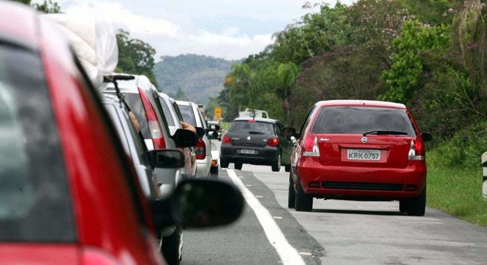 Ultrapassar no acostamento é uma das infrações mais vistas nas estradas nesse período do ano. | Divulgação