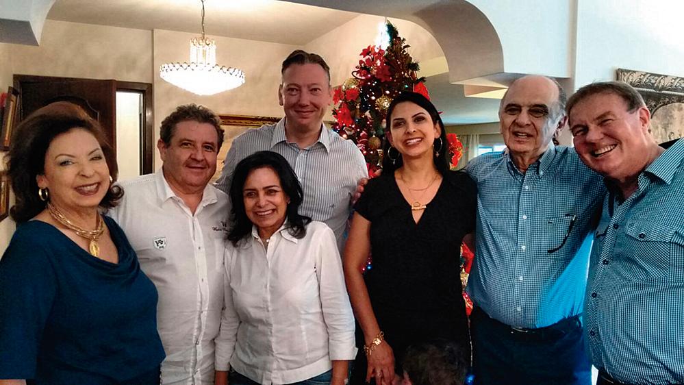 O chef Lauent Suaudeau e sua mulher Sissi (ambos de branco) foram recebidos para almoço na residência do casal Alice e Wilson Baduy, no Alto da XV, no último domingo. Angela e Eduardo Dymiski (filha e genro dos anfitriões) e o restaurateur Jean Paul Decock (último à dir.) dividiram a mesa. | Clara Chao Decock/ Divulgação