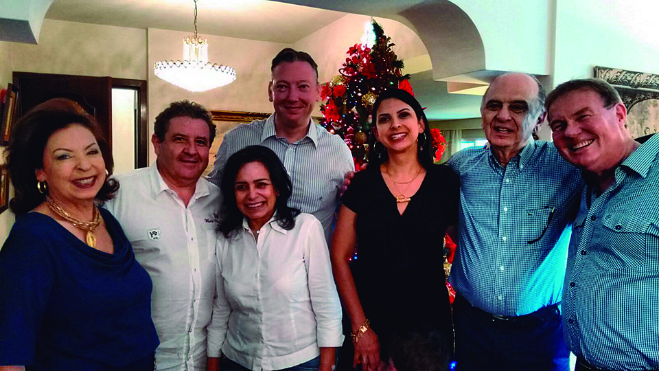 O chef Lauent Suaudeau e sua mulher Sissi (ambos de branco) foram recebidos para almoço na residência do casal Alice e Wilson Baduy, no Alto da XV, no último domingo. Angela e Eduardo Dymiski (filha e genro dos anfitriões) e o restaurateur Jean Paul Decock (último à dir.) dividiram a mesa. | Clara Chao Decock/ Divulgação