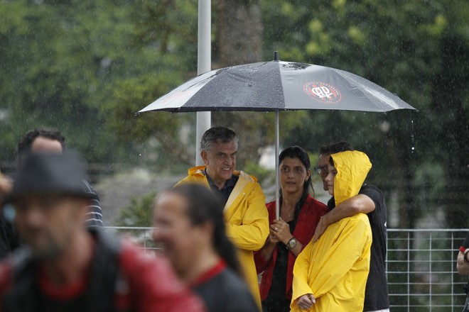 Petraglia também não arredou pé da Arena, mesmo com o temporal. | Jonathan Campos/Gazeta do Povo