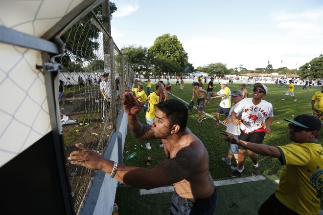 Bate-boca entre os torcedores. | 