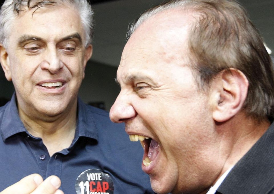 Petraglia observa a reação efusiva de Sallim Emed, novo presidente do Conselho Administrativo do clube. | Jonathan Campos / Gazeta do Povo