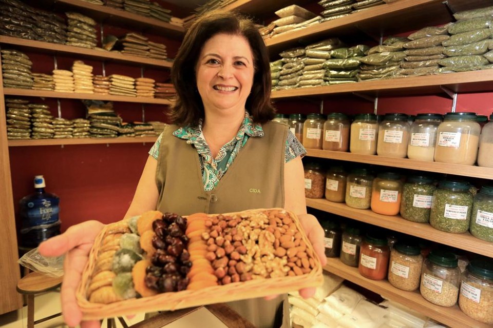 Maria Aparecida Rodrigues diz que os consumidores estão  gastando menos nos produtos importados este ano | Ivonaldo Alexandre/Gazeta do Povo