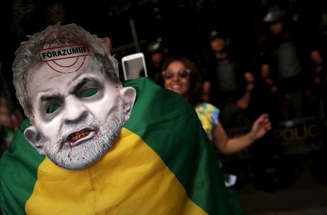Um participante das manifestações a favor do impeachment da presidente Dilma com uma máscara do ex-presidente Lula como se fosse um zumbi. | Nacho Doce/Reuters