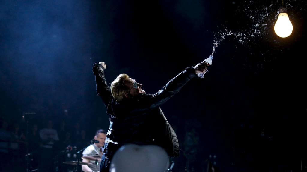 Bono Vox durante o show em Paris, no domingo (6). | Benoit Tessier/Reuters