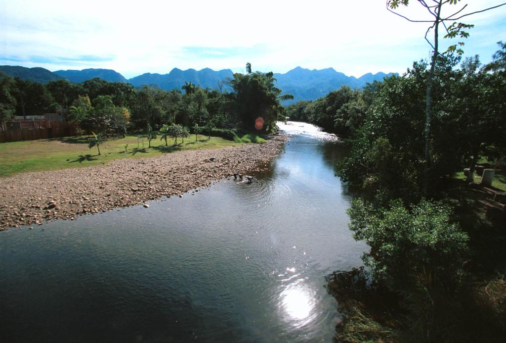 Rio Nhundiaquara, em Morretes, é um dos locais impróprios para banho no litoral paranaense | JONATHAN CAMPOS/Gazeta do Povo
