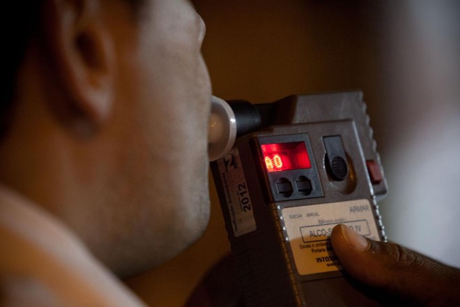 Por enquanto, o bafômetro mede apenas o nível de alcoolemia no sangue. | /