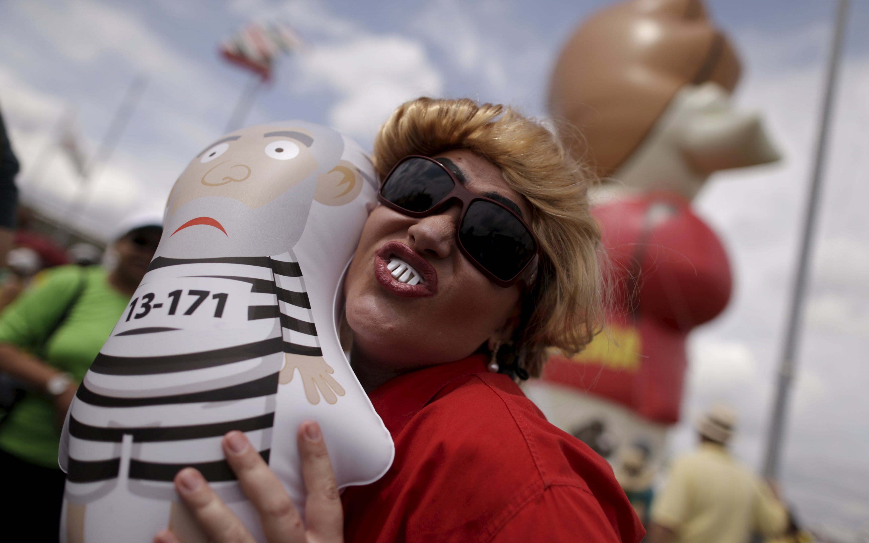 Manifestante brinca de ser Dilma: governo com dificuldades na briga com Eduardo Cunha. | Ueslei Marcelino/Reuters