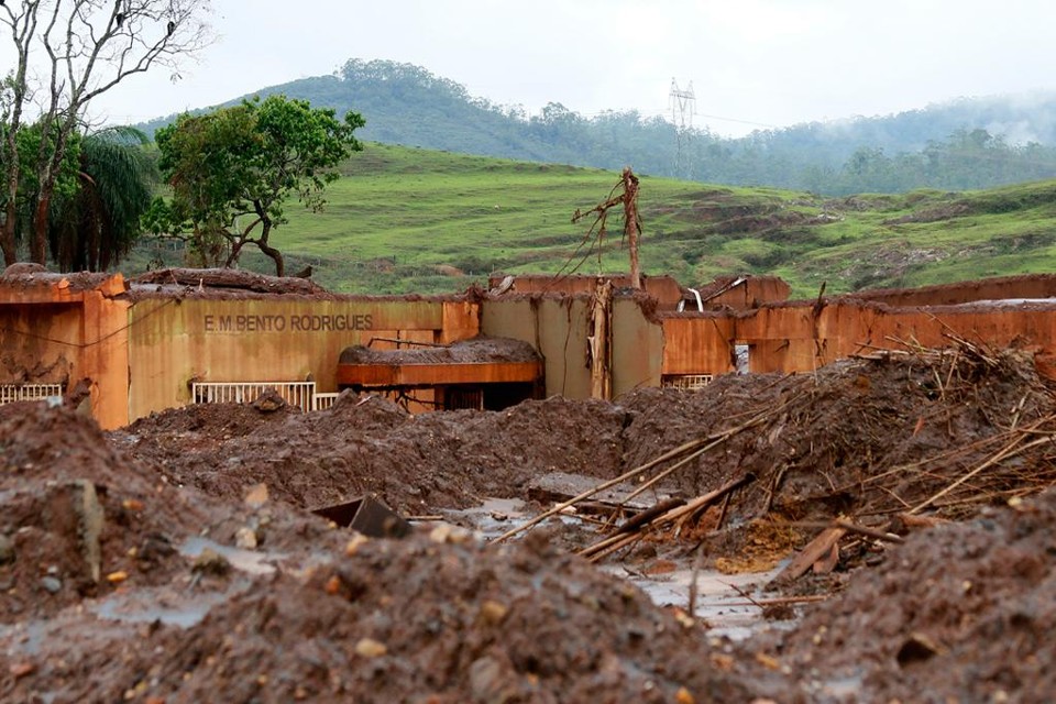 Barragem de Fundão rompeu no início de novembro e atingiu famílias de Mariana, em Minas Gerais | Rogério Alves/TV Senado