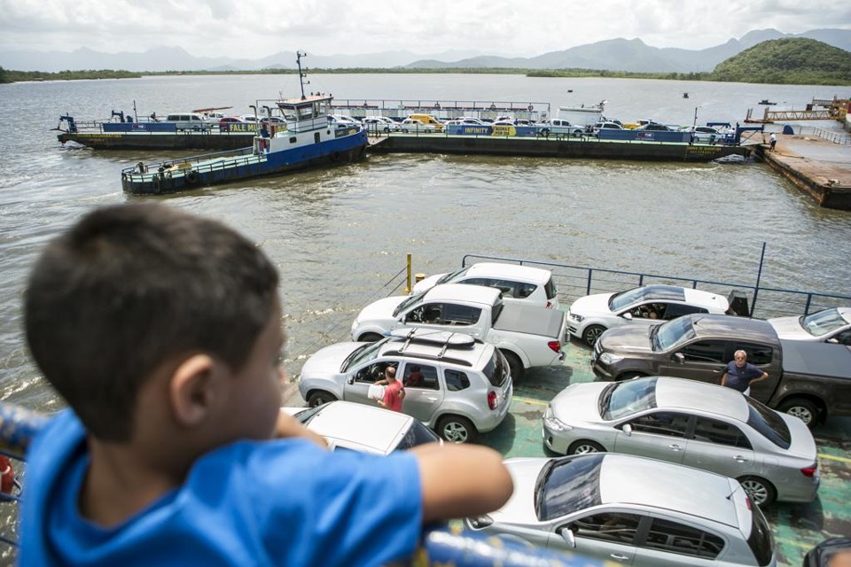 Proposta inclui o estudo da viabilidade da ponte entre Guaratuba e Caiobá (Matinhos), hoje feita pelo ferry boat | Marcelo Andrade/Gazeta do Povo