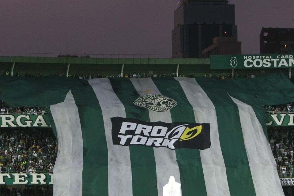 Torcida do Coritiba exibe bandeirão no Couto. | Antônio More/Gazeta do Povo