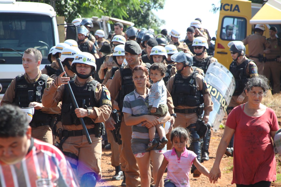 Pessoas foram removidas da área pela PM | Ailton Santos/Gazeta do Povo
