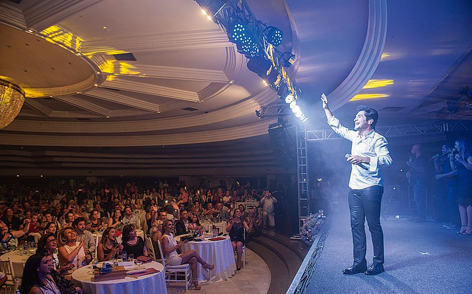 O cantor Daniel durante o show de lançamento da campanha “Mão Amiga” em prol da construção do primeiro hospital oncopediátrico do Paraná, no último sábado, no Clube Curitibano. | Divulgação