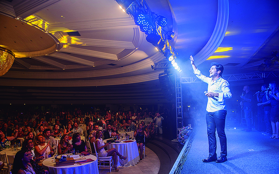 O cantor Daniel durante o show de lançamento da campanha “Mão Amiga” em prol da construção do primeiro hospital oncopediátrico do Paraná, no último sábado, no Clube Curitibano. | Divulgação