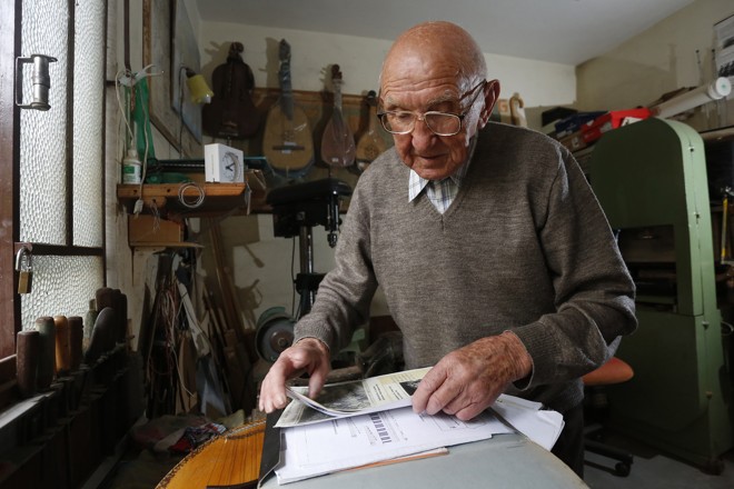 Iván folheia os documentos da viagem. | Henry Milleo/Gazeta