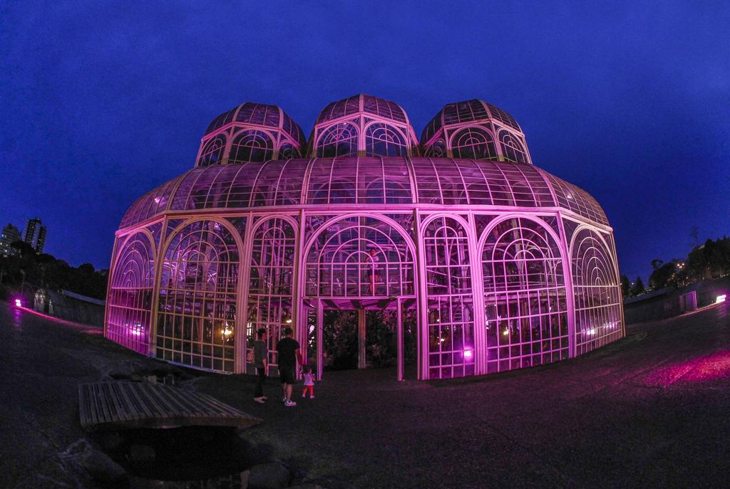 Jardim Botânico é iluminado de rosa em outubro para chamar a atenção à prevenção do câncer de mama | Daniel Castellano/Gazeta do Povo